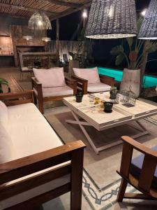 una sala da pranzo con tavoli, sedie e luci di El Descanso! a Concordia