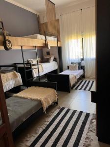 Camera con 3 letti a castello e un tappeto di El Descanso! a Concordia