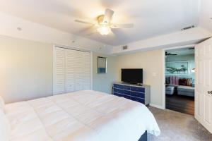 Schlafzimmer mit einem Bett und einem Deckenventilator in der Unterkunft Riverside Serenity - Unit B in Bradenton