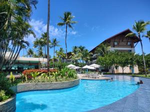 basen w ośrodku z palmami w obiekcie Flat Marulhos Resort Porto de Galinhas w mieście Porto de Galinhas