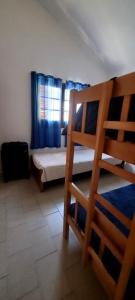 1 dormitorio con 1 litera y 1 cama en La Lucila del Mar, en Costa Azul
