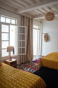 een slaapkamer met een bed en een raam bij DAR ORY in Essaouira