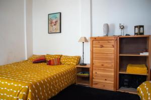een slaapkamer met een bed en een dressoir bij DAR ORY in Essaouira