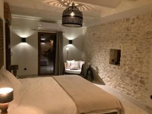 1 dormitorio con 1 cama blanca grande y 1 silla en Hotel Finca La Mixtura, Restaurant Mélange, en Ontinyent
