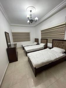 Ένα ή περισσότερα κρεβάτια σε δωμάτιο στο شقة مفروشة