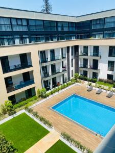uma vista aérea de um edifício de apartamentos com piscina em White legend studio room and two bedroom em Acra