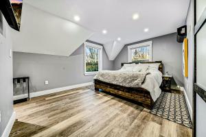 een slaapkamer met een groot bed en 2 ramen bij Luxury Spa Chalet in Greenwood