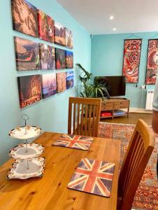 ein Esszimmer mit einem Holztisch mit Stühlen in der Unterkunft Traveller's Rest - Cosy cottage in heart of Wilton in Salisbury