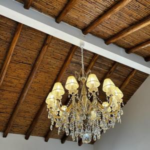聖盧西亞的住宿－A Casinha，吊灯挂在建筑物的天花板上