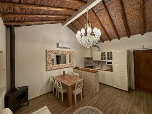 聖盧西亞的住宿－A Casinha，厨房配有餐桌和吊灯。