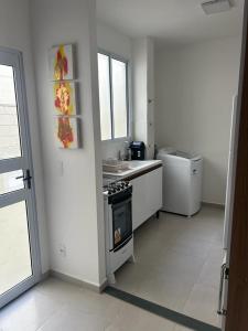 una cucina bianca con piano cottura e lavandino di Ap piscina Franca florenza a Franca