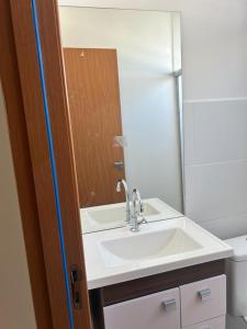 un baño con lavabo y espejo en Ap piscina Franca florenza, en Franca 14 fotos más