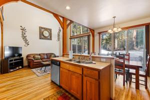 マッコールにあるNew - Golfers View - on Golf Course - Close to park and lakeのシンク付きのキッチンとリビングルーム