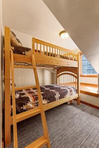 マッコールにあるNew - Golfers View - on Golf Course - Close to park and lakeの窓のある部屋に二段ベッドが2つある