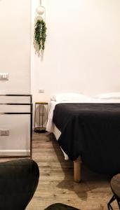 een slaapkamer met een bed met een zwart dekbed bij NIK Rooms in Rome