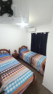 um quarto com duas camas num quarto em COMPLEJO MAINUMBI CENTRO em Mercedes