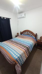 梅塞德斯的住宿－COMPLEJO MAINUMBI CENTRO，一张床上,床上有五颜六色的被子