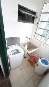 梅塞德斯的住宿－COMPLEJO MAINUMBI CENTRO，带浴缸、卫生间和盥洗盆的浴室