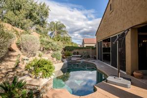 - une piscine dans une cour à côté d'une maison dans l'établissement Scottsdale Grayhawk Enclosed Sunroom, Outside Relaxing, Pool, Near 10 and Golf Courses & Concierge, à Scottsdale