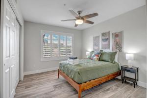 En eller flere senger på et rom på Scottsdale Mi Casa- Remodeled 3 Bed Condo in Old Town and Community Amenities!