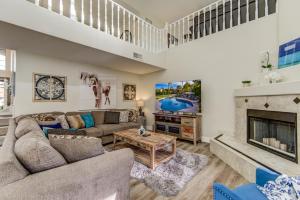 sala de estar con sofá y chimenea en Scottsdale Desert Dream Estate Resort Style Lounging, Palm Trees, Pool & Hot Tub, Putting Green, en Phoenix