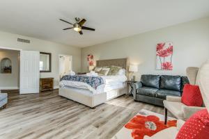 1 dormitorio con 1 cama y 1 sofá en Scottsdale Desert Dream Estate Resort Style Lounging, Palm Trees, Pool & Hot Tub, Putting Green, en Phoenix