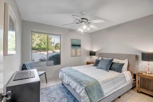 1 dormitorio con 1 cama y ventilador de techo en Scottsdale Golf Paradise -1 Acre of Fun 9-Hole Golf Course, Pickleball Court, Pool, Cornhole, en Scottsdale
