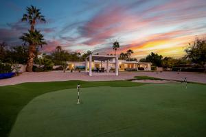 een golfbaan met een putting green bij zonsondergang bij Scottsdale Golf Paradise -1 Acre of Fun 9-Hole Golf Course, Pickleball Court, Pool, Cornhole in Scottsdale