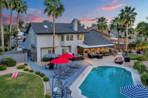 una vista aérea de una casa con piscina en Scottsdale Marabella Family Getaway, Upscale Interior, Pool & Hot Tub, Outdoor Chess, Concierge, en Phoenix