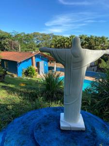 a statue of a christ the redeemer in front of a house at Recanto do Bira in Socorro