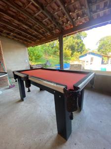 una mesa de ping pong con techo rojo en Recanto do Bira, en Socorro