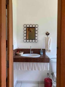 een badkamer met een wastafel en een toilet bij Villa Pietá in Brumadinho