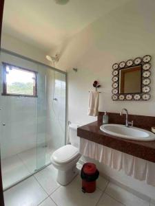 een badkamer met een toilet, een wastafel en een douche bij Villa Pietá in Brumadinho