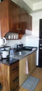 eine Küche mit einer Spüle und einer Arbeitsplatte in der Unterkunft Mesaverte Residences "ZEC STUDIO" in Cagayan de Oro