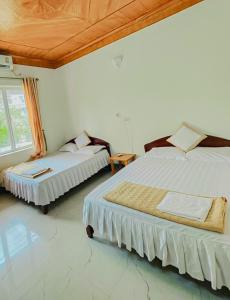 um quarto com duas camas num quarto em New Sky Hotel em Dong Quan