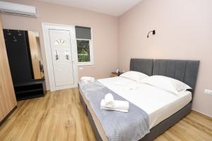 Postel nebo postele na pokoji v ubytování Mezani Guest House