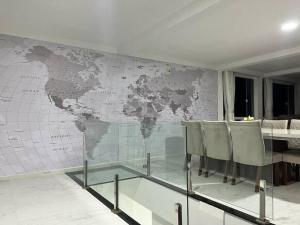 une pièce avec une carte du monde sur un mur dans l'établissement 6 Suites, banheira, Piscina, no coração da Região dos Lagos, à São Pedro da Aldeia 56 autres photos