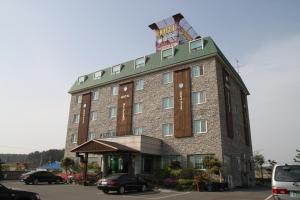 un edificio con una torre encima en Gunsan Western Hotel, en Gunsan