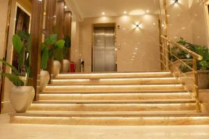 un conjunto de escaleras en un vestíbulo con una puerta en Badr Hotel Assiut, en Asiut
