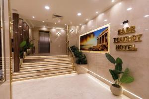 eine Lobby mit Treppen und einem Gemälde an der Wand in der Unterkunft Badr Hotel Assiut in Asyut