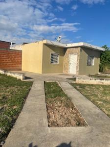 een huis met een stoep voor een gebouw bij Cielos del valle in Salta