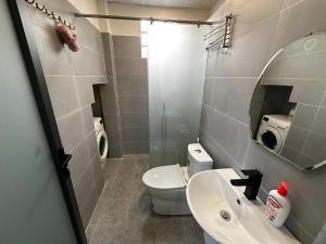 Ένα μπάνιο στο Gia Hạ House View Triền Đồi-Ban công-R03 +14 φωτογραφίες