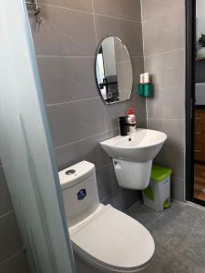 Ένα μπάνιο στο Gia Hạ House View Triền Đồi-Ban công-R03