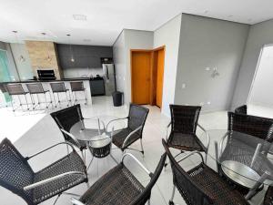 マリンガにあるChácara Espanhaのテーブルと椅子、キッチンが備わる客室です。