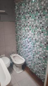 un baño con inodoro y bidé en Abuelito dime tu, en Mina Clavero 11 fotos más