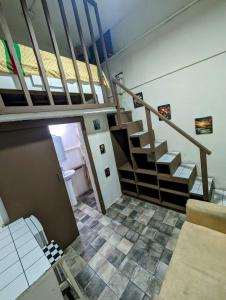 - un sous-sol inachevé avec un escalier et une chambre dans l'établissement Hostel El Español, à Saint-Domingue