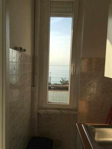 łazienka z oknem z widokiem na ocean w obiekcie Casa Isa a 30 metri dalla spiaggia w mieście Borghetto Santo Spirito