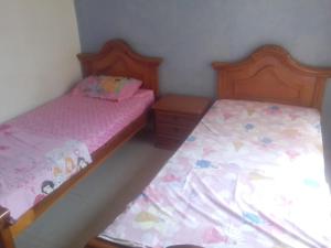 two beds sitting next to each other in a bedroom at Casa de Descanso in Ricaurte