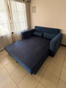 Cette chambre dispose d'un grand lit bleu et d'une fenêtre. dans l'établissement Cerca de todo! Ubicación estratégica, à Godoy Cruz