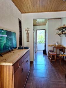 TV a/nebo společenská místnost v ubytování Casa do Ingá Lumiar